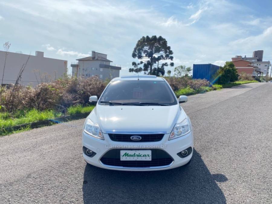 FORD - FOCUS - 2010/2011 - Branca - R$ 46.000,00