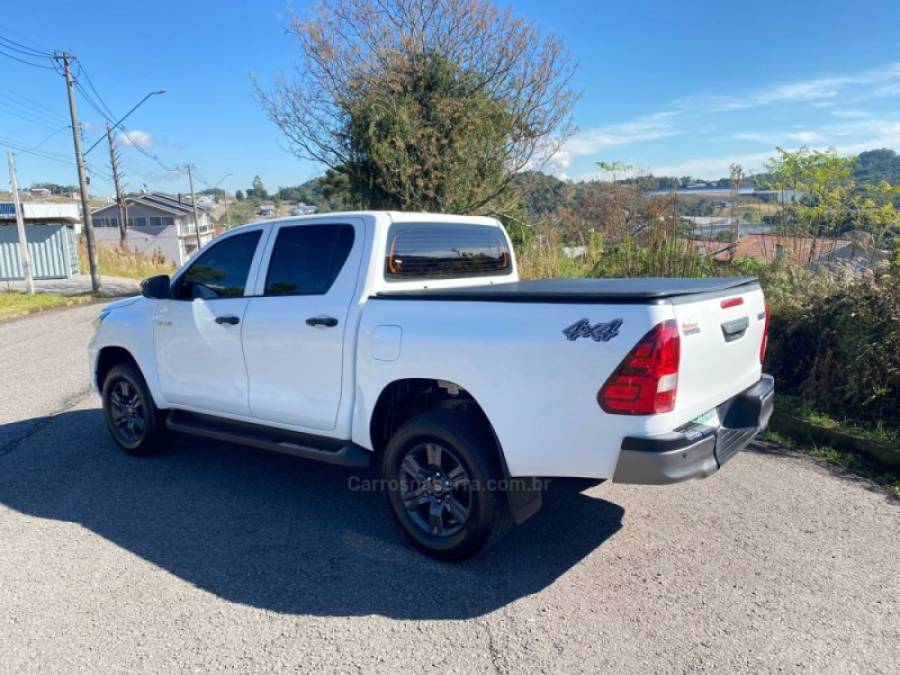 TOYOTA - HILUX - 2022/2022 - Branca - R$ 175.000,00
