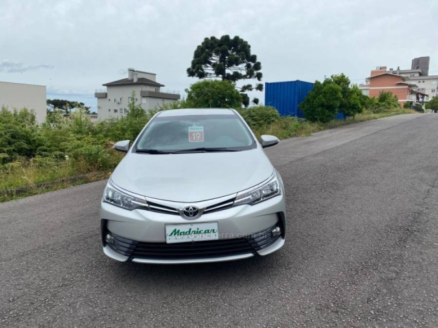 TOYOTA - COROLLA - 2018/2019 - Prata - R$ 105.000,00