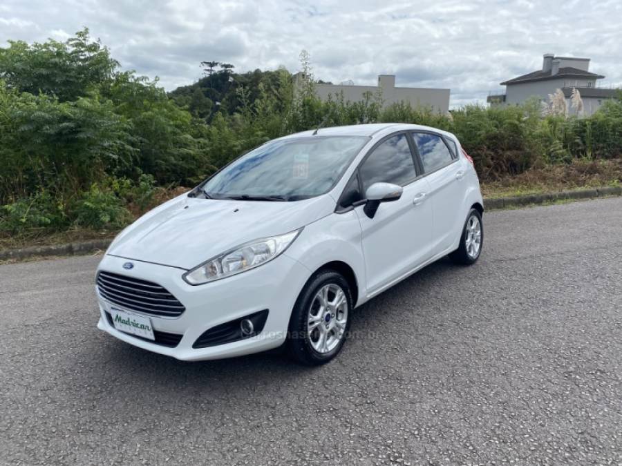 FORD - FIESTA - 2014/2015 - Branca - R$ 43.300,00