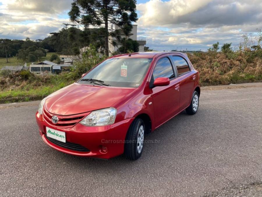 TOYOTA - ETIOS - 2013/2013 - Vermelha - R$ 38.000,00