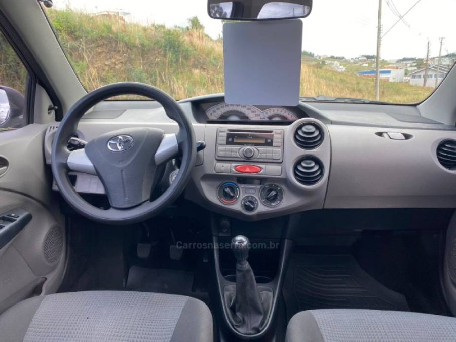 TOYOTA - ETIOS - 2013/2013 - Vermelha - R$ 38.000,00