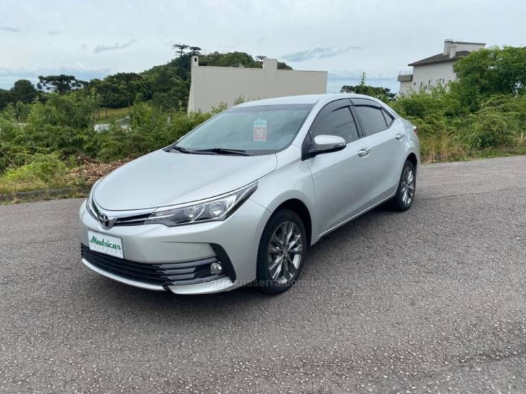 TOYOTA - COROLLA - 2018/2019 - Prata - R$ 105.000,00