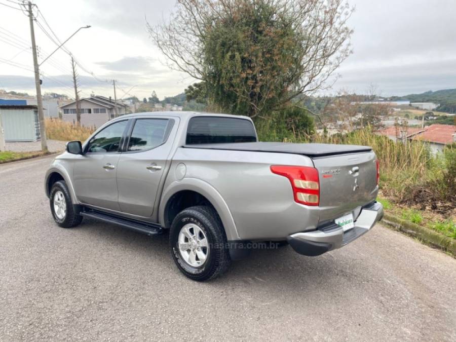 MITSUBISHI - L200 TRITON - 2017/2018 - Prata - R$ 146.000,00