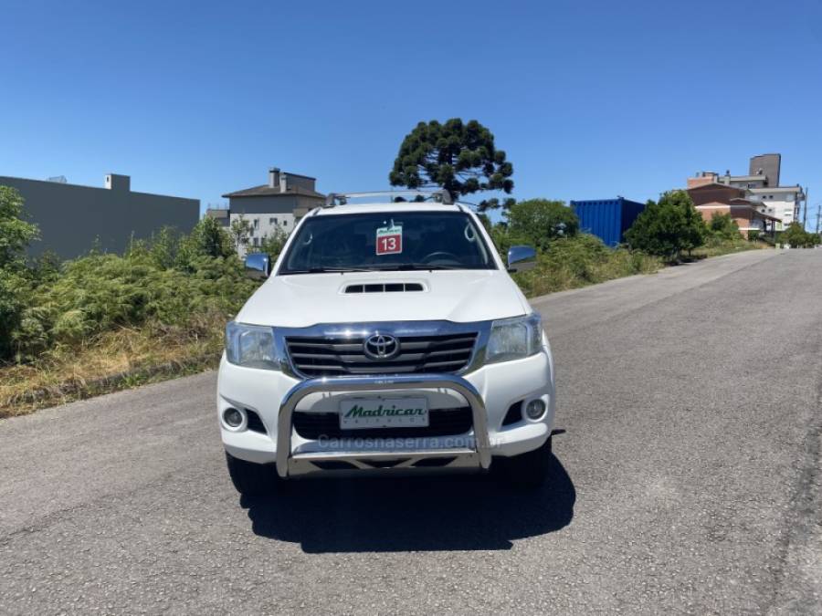 TOYOTA - HILUX - 2012/2013 - Branca - R$ 114.900,00