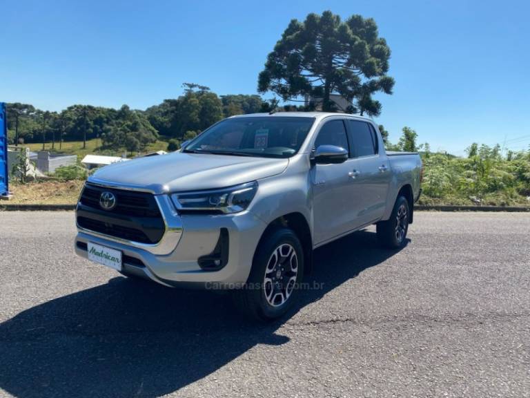 TOYOTA - HILUX - 2023/2023 - Prata - R$ 270.000,00