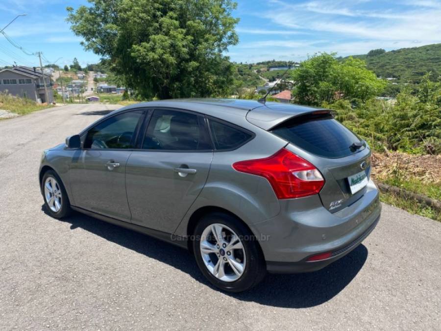 FORD - FOCUS - 2013/2014 - Cinza - R$ 51.000,00