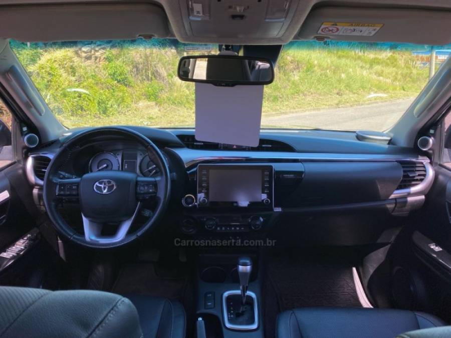 TOYOTA - HILUX - 2023/2023 - Prata - R$ 270.000,00