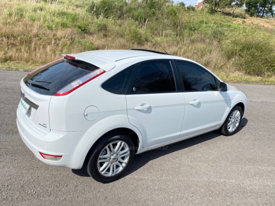 FORD - FOCUS - 2010/2011 - Branca - R$ 46.000,00