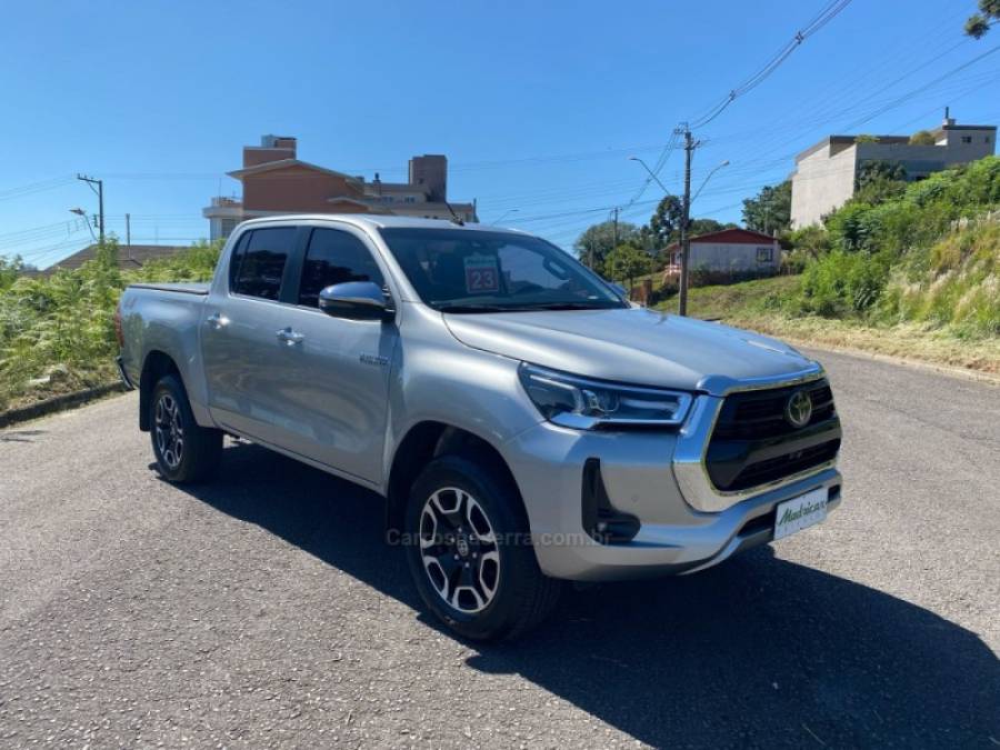 TOYOTA - HILUX - 2023/2023 - Prata - R$ 270.000,00