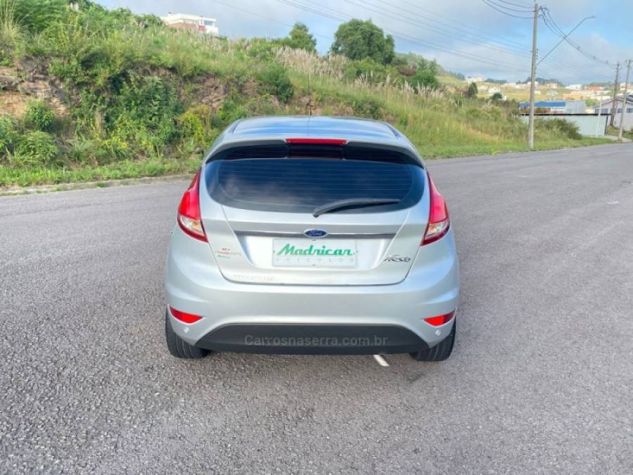 FORD - FIESTA - 2013/2014 - Prata - R$ 45.000,00