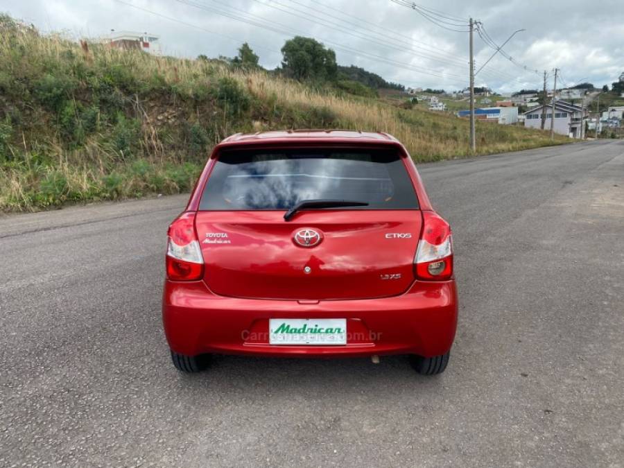 TOYOTA - ETIOS - 2013/2013 - Vermelha - R$ 38.000,00