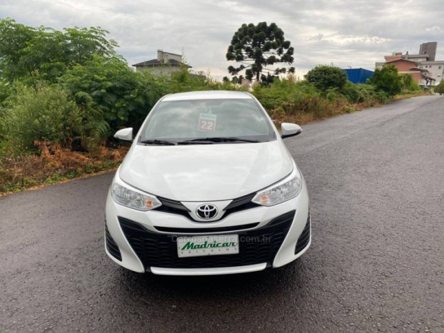 TOYOTA - YARIS - 2021/2022 - Branca - R$ 86.000,00