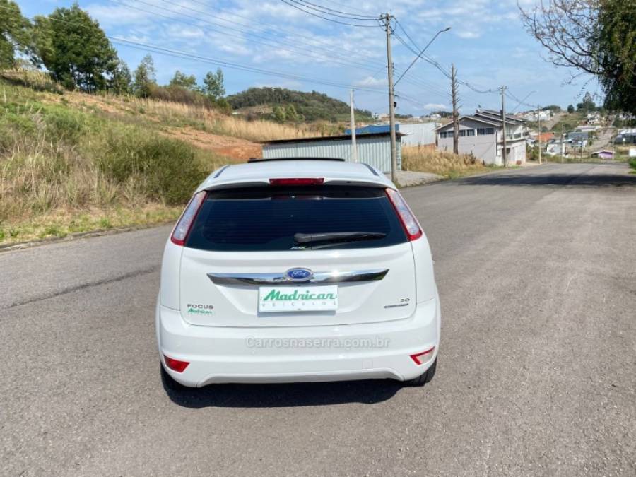FORD - FOCUS - 2010/2011 - Branca - R$ 46.000,00