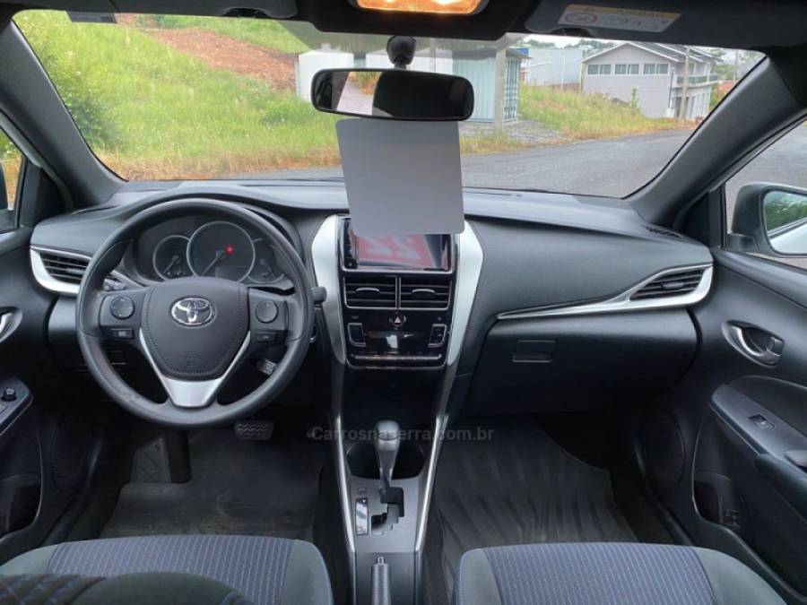 TOYOTA - YARIS - 2021/2022 - Branca - R$ 86.000,00