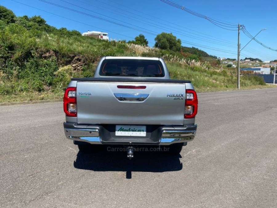 TOYOTA - HILUX - 2023/2023 - Prata - R$ 270.000,00
