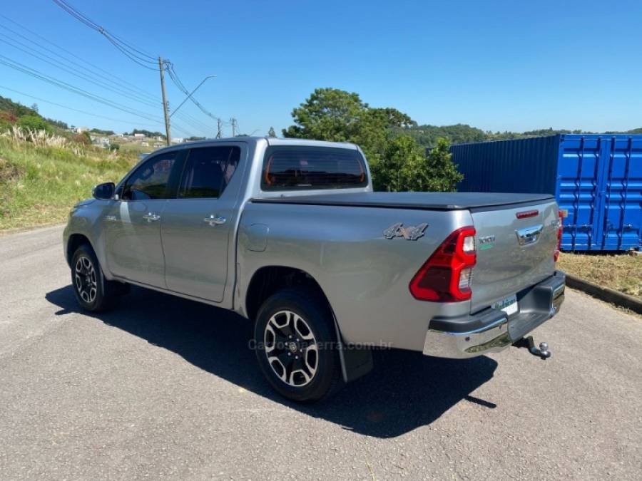 TOYOTA - HILUX - 2023/2023 - Prata - R$ 270.000,00