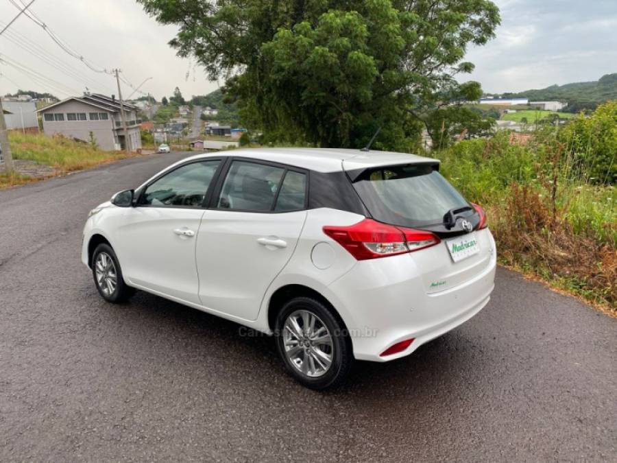 TOYOTA - YARIS - 2021/2022 - Branca - R$ 86.000,00