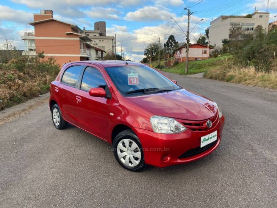 TOYOTA - ETIOS - 2013/2013 - Vermelha - R$ 38.000,00