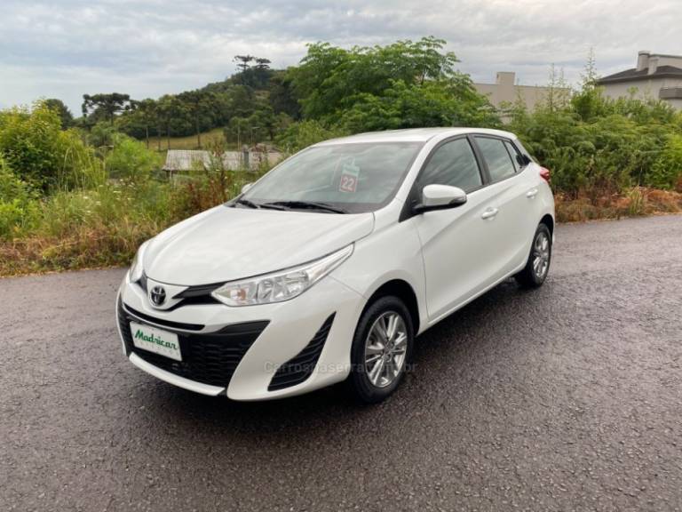 TOYOTA - YARIS - 2021/2022 - Branca - R$ 86.000,00