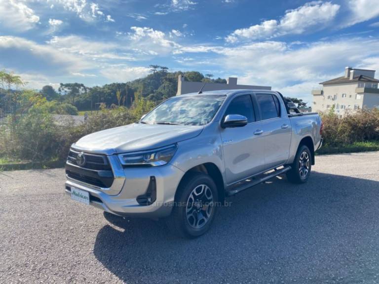 TOYOTA - HILUX - 2023/2023 - Prata - R$ 270.000,00