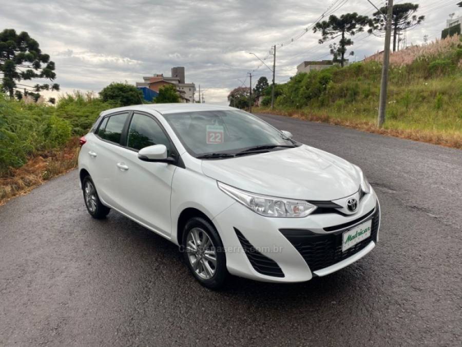 TOYOTA - YARIS - 2021/2022 - Branca - R$ 86.000,00