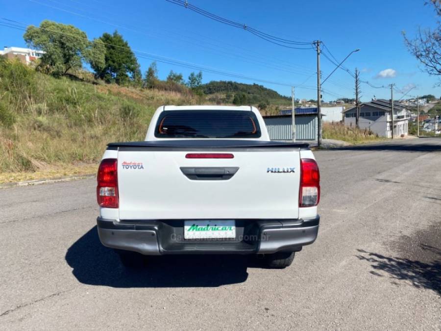 TOYOTA - HILUX - 2022/2022 - Branca - R$ 175.000,00