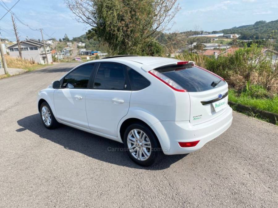 FORD - FOCUS - 2010/2011 - Branca - R$ 46.000,00