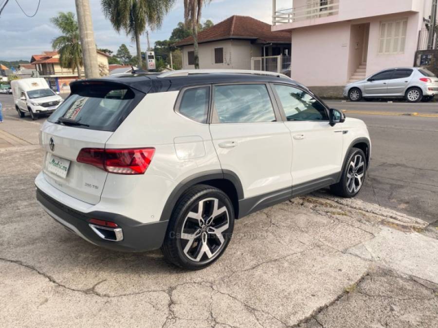 VOLKSWAGEN - TAOS - 2023/2024 - Branca - R$ 185.000,00
