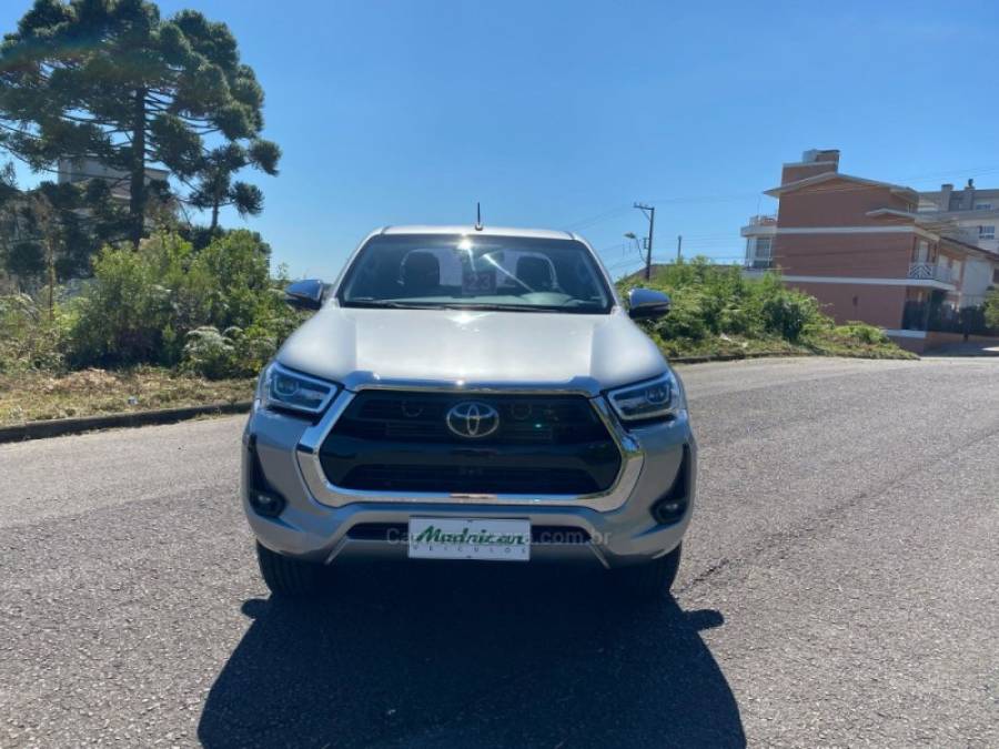 TOYOTA - HILUX - 2023/2023 - Prata - R$ 270.000,00
