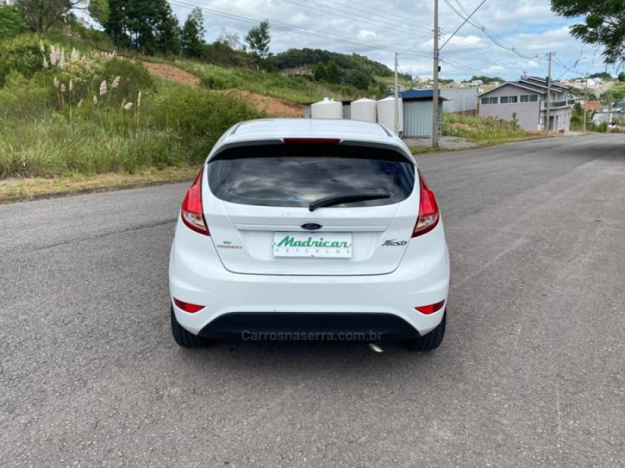 FORD - FIESTA - 2016/2017 - Branca - R$ 60.000,00
