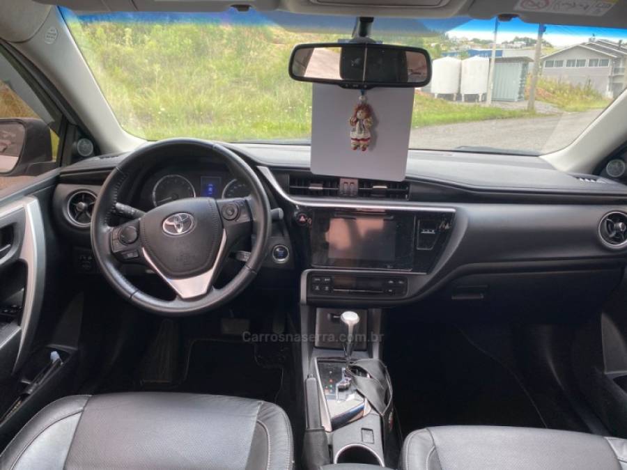 TOYOTA - COROLLA - 2018/2019 - Prata - R$ 105.000,00