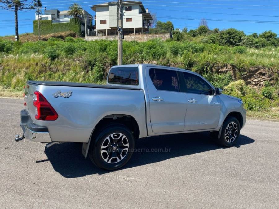 TOYOTA - HILUX - 2023/2023 - Prata - R$ 270.000,00