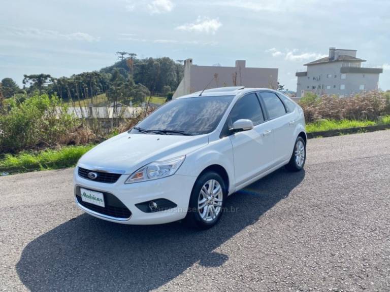FORD - FOCUS - 2010/2011 - Branca - R$ 46.000,00